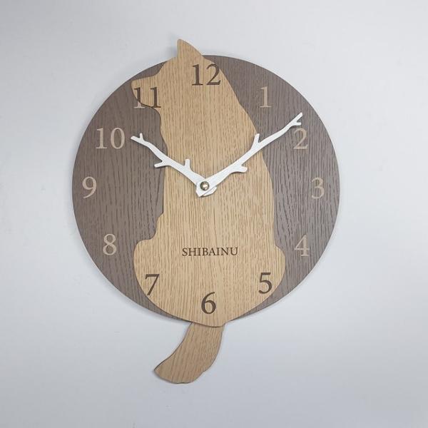 はみだしワンちゃん（犬）振り子が尻尾、壁掛け時計シリーズ　職人が作る、手作りの壁掛け時計。もちろん日本製です。こちらの商品は1点1点手作りで作成します。ご注文を頂いてから、心を込めて作らせていただきますので、表記の通り多少お時間をいただきま...