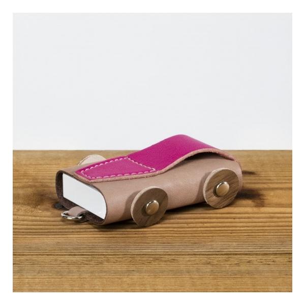 120％増量の新フリスク専用レザーケースです。可愛い車のモチーフが人気のデザイン。デスク周りにチョコンと置いてみたり、お部屋のインテリアとして置いてみたりバッグのチャームとしても活躍しそうなアイテムです。ギフトなどにも是非ご利用ください。