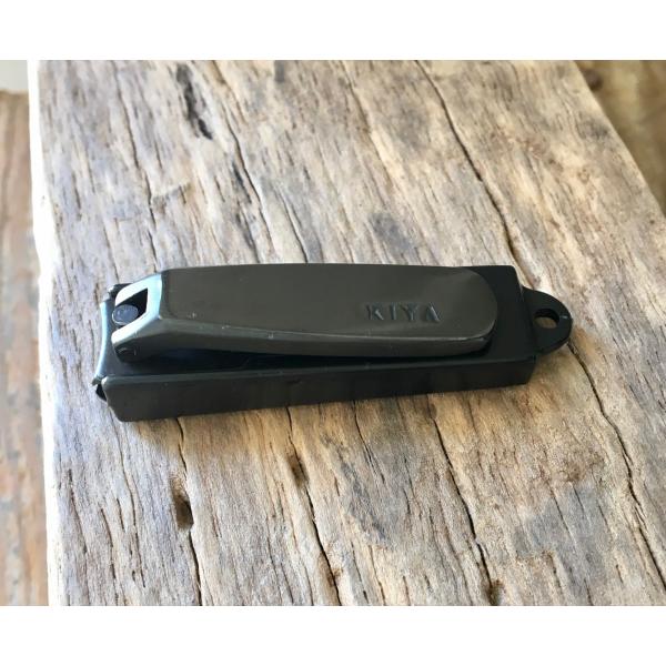 刃物の老舗、木屋（きや）の爪切り。鋼（はがね）製の刃で、切れ味抜群！切った爪が飛び散らないカバー付（取り外し可）、全長58mmの小さめサイズです。★本商品は、写真7枚目の真ん中の商品になります。潔いくらい真っ黒なボディーはとってもシンプルで...