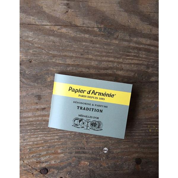 キッチン、タバコ、ペットなど、お部屋の空気が気になる時にクラシックで良い香りを残します。使用法：1. 一片を点線に沿って切り取り、アコーディオン状に折る。2. 不燃性の容器の上に置き、一気に燃え上がらない様に 先端にほんの少し火をつけて ゆ...