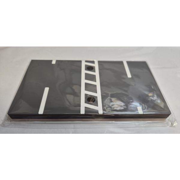 [Release date: January 23, 2026]道路風土台■材質：ソフトPVC■サイズ：縦100mm×横178mm×高さ10mm■差込口：２穴（各直径10mm、※ボールペンは立てられません）■白線の間隔：40mm【オプション...