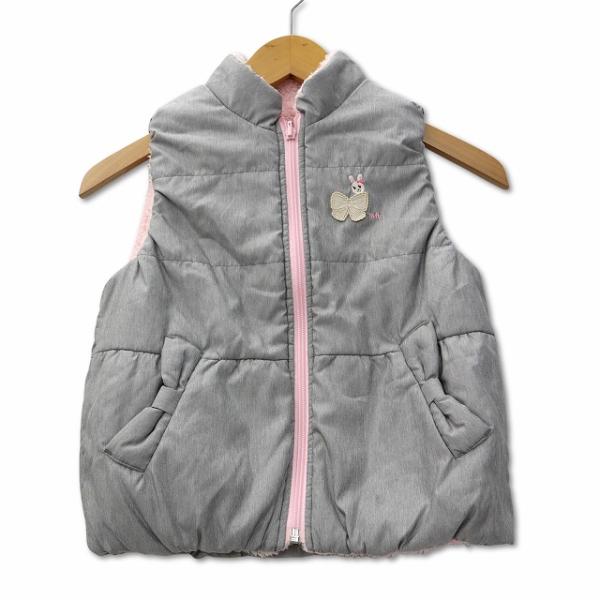 ミキハウス mikihouse リバーシブル 中綿 ジップアップ ボア ベスト 110 グレー キッズ【ブランド】ミキハウス mikihouse【表記サイズ】キッズ　110【実寸サイズ】肩幅：27cm　身幅：39cm　着丈：42cm　袖丈：...