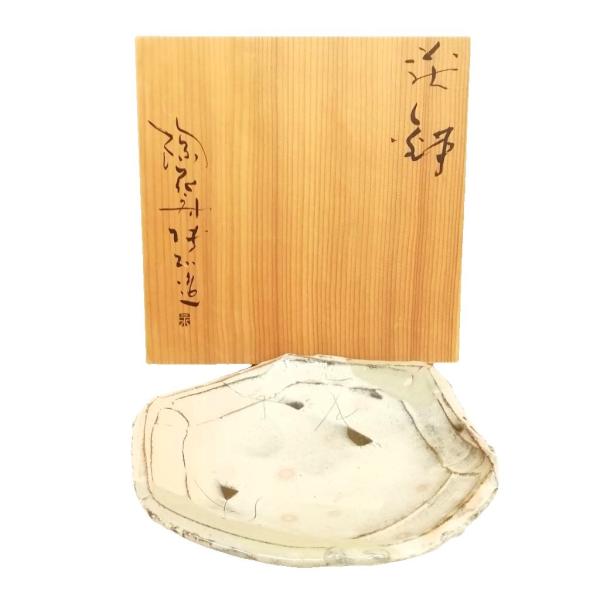 萩焼 陶花房 永地博正 陶芸 陶器 大皿 共箱あり 【実寸サイズ】直径/約30〜33cm　高さ/約4〜7cm　【素材】陶器【状態】・共箱にダメージ箇所あり。　（写真参照）　本体は使用感が少なく、状態の良い商品です。　※あくまでも中古品ですの...