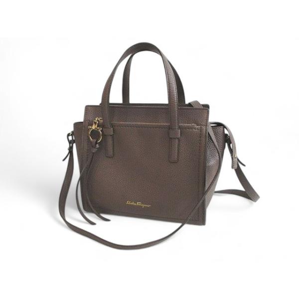 ⭐️Salvatore Ferragamo ブラウンショルダーバッグ⭐️ FERRAGAMO ブラウンレザーハグトップハンドルバッグ (FERRAGAMO