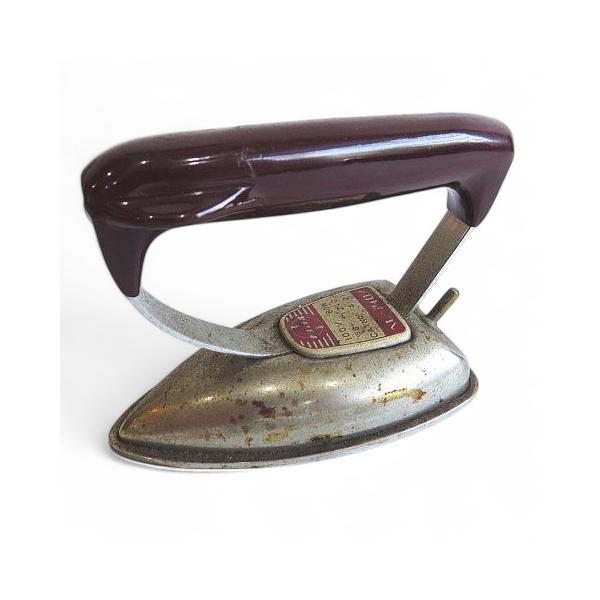 ナショナル national レトロ ベビーアイロン アンティーク 観賞用 ジャンク その他【実寸サイズ】ヨコ：6cm　タテ：11cm　　【色】（画像参照）【状態】アンティークの観賞用になります　動作確認もしていませんし使用しないでください...