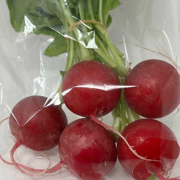 ラディッシュは見た目のかわいらしさと色の美しさから飾りとして使われることが多く、生でも加熱してもおいしく葉っぱも食べられる、バリエーションが豊富な野菜です。カブのように見えますが大根の仲間です。内容量：１パック(５玉)クール便でのお届けとな...