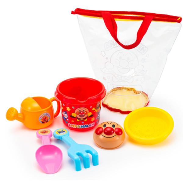 ●バケツが全面にアンパンマンのデザインが転写された、にぎやかなデザインになりました。●バケツ底面を地面に押し付けるとアンパンマンのスタンプ遊びが楽しめます。●アンパンマンの砂型が子どもの持ちやすいサイズになりました。●砂場遊びの定番のフルイ...