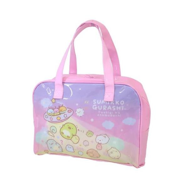 大人女子にぴったり お気に入りの鞄やお財布が充実サンエックスの大人気キャラクター[すみっこぐらし]のサマーレジャーシリーズこちらはプールや海など夏のレジャーにぴったりな[ビニールボストンバッグ]水着やタオルがしっかり入るサイズで使いやすい海...