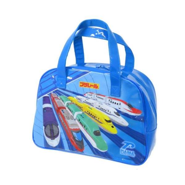 大人女子にぴったり お気に入りの鞄やお財布が充実男の子大好き[プラレール]のサマーレジャーシリーズこちらはプールや海など夏のレジャーにぴったりな[ビニールボストンバッグ]水着にタオルしっかり入るサイズで使いやすい海やプールはもちろん、キャン...