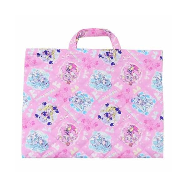 おけいこプリキュア史上初！わんちゃんがプリキュアに？！家族、友達、パートナーをテーマにした[わんだふるぷりきゅあ！]のキュートな学童雑貨シリーズこちらは定番アイテム[キルティングレッスンバッグ]に少し大きめサイズが新登場キルティング素材のマ...