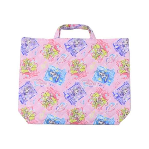 おけいこシリーズ第22作目となるアイドルをテーマにした[キミとアイドルプリキュア]グッズにまたまた可愛いnewアイテム登場こちらは定番アイテム[キルティングレッスンバッグ]に少し大きめサイズが新登場キルティング素材のママの手作り風でとっても...