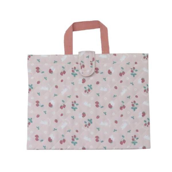 おけいこ入学や新学期に大喜び間違いナシのキュートなデザインこちらは定番アイテム[キルティングレッスンバッグ]お道具箱もすっきり収納できるサイズ外側から名前が見えなくて安心な内側にネームタグが付いています学校でのサブバッグ、習い事や塾に行くと...