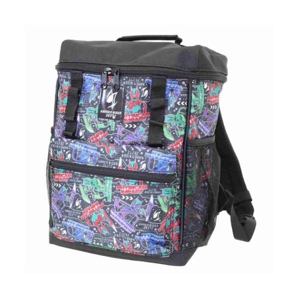 通園令和ライダー第7作目となる[仮面ライダーゼッツ]がグッズになって登場こちらは[キッズスクエアリュック]トレンドのBOX型フォルムがおしゃれサイドのメッシュポケット、リフレクターワッペン、チェストベルトなど便利でうれしい機能もりだくさん裏...