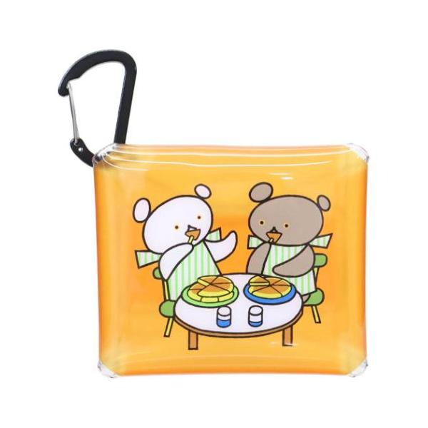 毎日使うものだからこそこだわりを 大人可愛い女性向け雑貨世代をこえて圧倒的支持を受けるロングセラー絵本[こぐまちゃんえほん]グッズにまたまた可愛いnewアイテム登場こちらはクリア素材がお洒落な[クリアマルチケース]のSSサイズ裏面のボタンを...