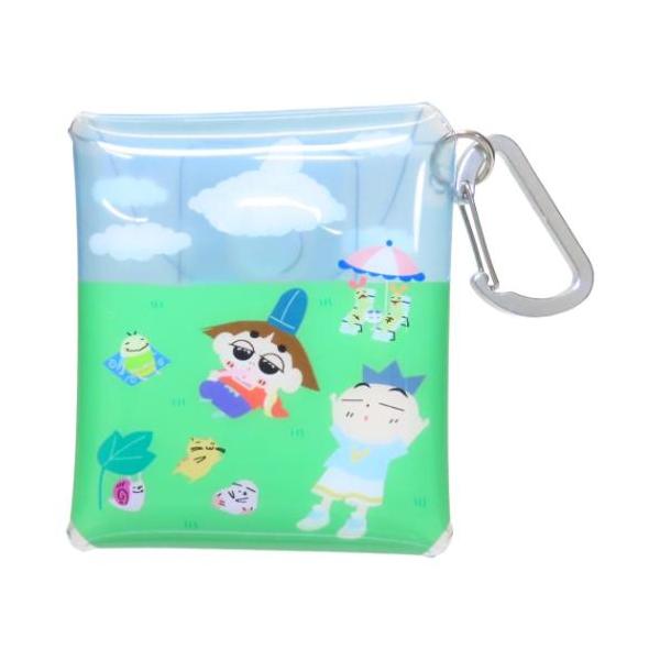 毎日使うものだからこそこだわりを 大人可愛い女性向け雑貨大人気[おじゃる丸]がグッズになって登場こちらは水濡れや汚れに強い人気の[クリアマルチケース]のSSサイズ裏面のボタンを外せば全面が開いて出し入れしやすいカラビナが付いているのでリュッ...