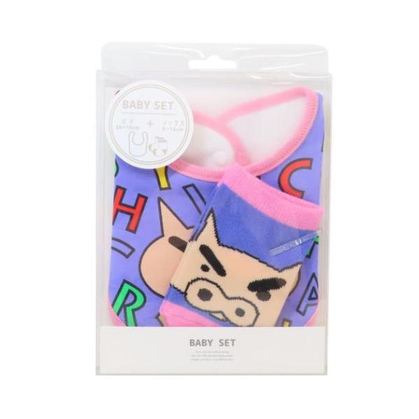 ベビー用品大人気アニメ[クレヨンしんちゃん]のベビーグッズシリーズこちらはかわいい[ビブ＆ソックスセット]出産祝いなどのギフトにもぴったりデザインいろいろあるのでお気に入りをみつけてくださいサイズ：（ビブ）約19x28cm/（ソックス）約9...