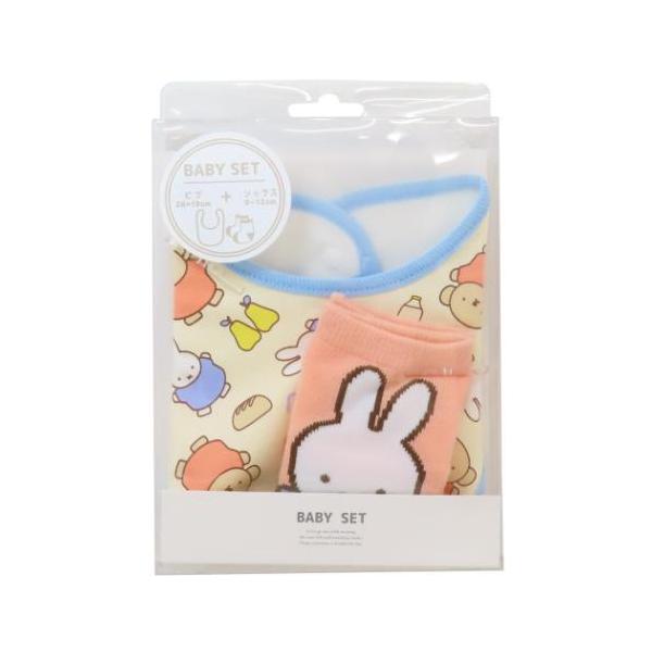 ベビー用品ディックブルーナの人気絵本[miffy/ミッフィーちゃん]のベビーグッズシリーズこちらはかわいい[ビブ＆ソックスセット]出産祝いなどのギフトにもぴったりデザインいろいろあるのでお気に入りをみつけてくださいサイズ：（ビブ）約19x2...