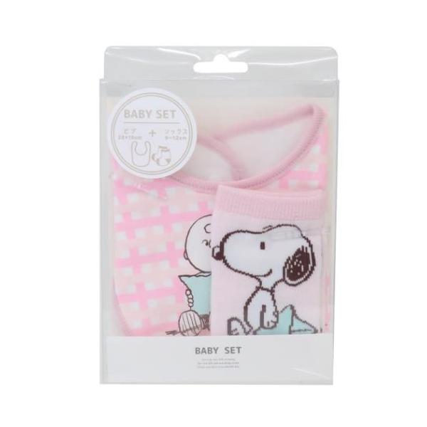 ベビー用品大人気[PEANUTS/SNOOPY]のベビーグッズシリーズこちらはかわいい[ビブ＆ソックスセット]出産祝いなどのギフトにもぴったりデザインいろいろあるのでお気に入りをみつけてくださいサイズ：（ビブ）約19x28cm/（ソックス）...