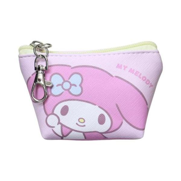 毎日使うものだからこそこだわりを 大人可愛い女性向け雑貨大人気サンリオキャラクターからまたまた可愛いアイテム登場こちらは人気アイテム[三角ミニポーチ]マチ付きでイヤホン、リップ、目薬など小物の収納に便利ナスカンキーホルダー付きなのでカバンな...