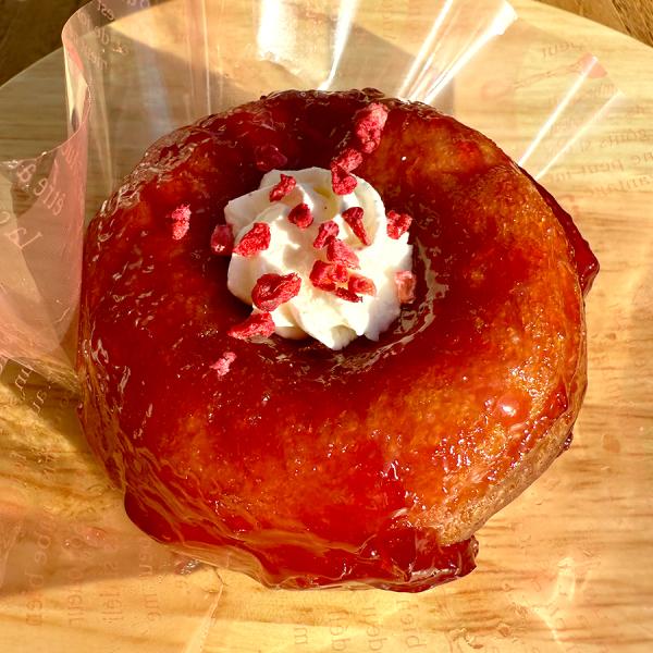 ラム酒シロップをたっぷり含ませたフランスの伝統菓子「サヴァラン」はヴァンドールで一番の人気者です。ラム酒シロップの代わりにラズベリーシロップを含ませた「サヴァラン・フランボワーズ」が仲間入りしました！カラカラに焼いたブリオッシュ（フランスの...