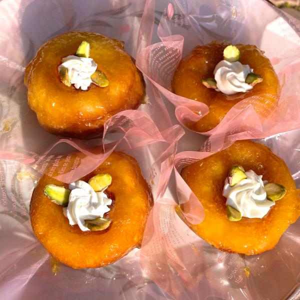 ヴァンドールの看板娘、サヴァラン。サヴァランをたくさん食べたい！という熱い声にお応えして、サヴァランだけを4つ詰め合わせたセットが誕生しました。人気のヒミツは、たっぷりと染み込ませたシロップ。食べた時に口いっぱいに広がる芳醇なラムの香りと、...