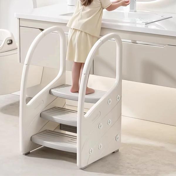 ３段設計で「届かない」を解決一般的な２段では難しい洗面台にもしっかり対応。カーブ型手すり付き昇り降りをしっかりサポート。転倒の不安を軽減します。高い安定性と耐荷重軽量ながら頑丈な構造。ぐらつきにくく、活発なお子様も安心。ステップ部に滑り止め...