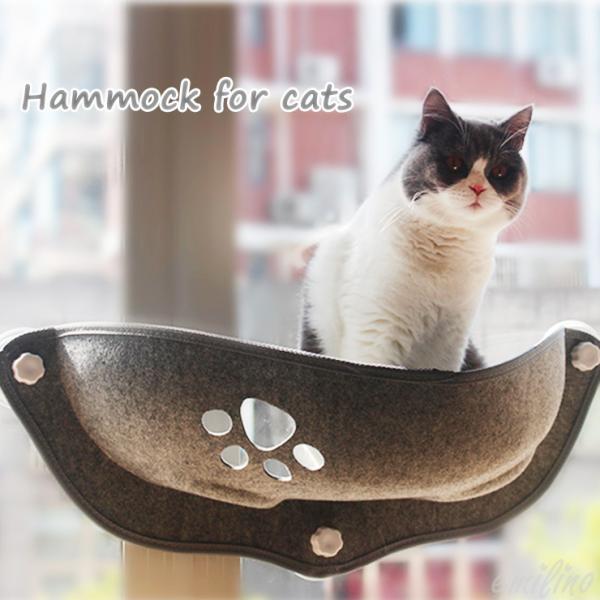 窓ガラスなどに設置できるネコちゃん用ハンモック！吸盤で設置するので簡単に取り付けられます。肉球の形の穴も可愛らしいです♪※画像内のクッションは撮影小物の為、付属しておりません。※窓ガラスの表面が凸凹しているものや、すりガラス、網入ガラスなど...