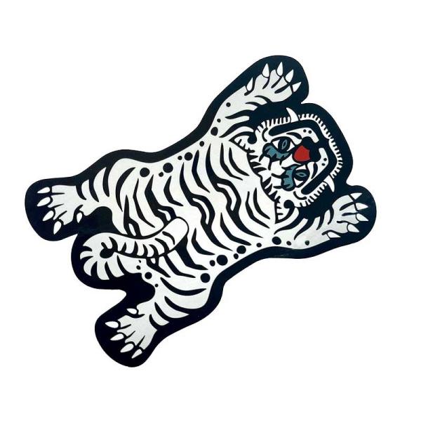 チベタンタイガーを象った防水、耐水加工のステッカーです★虎はチベット文化において、力と保護の象徴とされていて悪いエネルギーを避け身に着ける人を災難から守ってくれるそんな意味合いのステッカーです★デザイン性も高いこんな縁起物のステッカーを使っ...