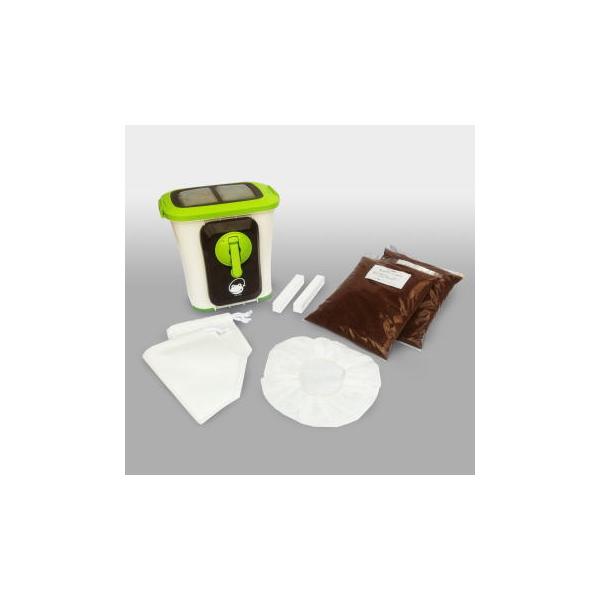 家庭での生ごみ処理決定版！バイオの力で簡単に生ごみ処理。電気不要、経済性を徹底追及。優秀な微生物の働きで生ごみを有機分解。温度管理や消臭に電気を使う必要がありません。チップ材と生ごみがよく混ざり合うように中身をかき混ぜたり微生物の活動に必要...