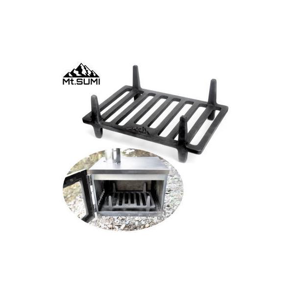 直火調理、炎の安定を支える高さを変えて使える鋳物製五徳。薪の下に適度な空気の流れを作る事で薪ストーブや焚火の燃焼効率が上がります。表裏の突起の長さが違うため表裏によって高さが変えられ様々なギアやシーンに合わせて使用できます。巻きストーブの炉...