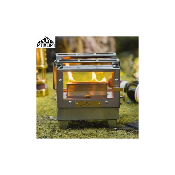 人気の薪ストーブ「オーラ」をモチーフとし洗練されたデザインを受け継いでいます。またステンレスを基調としつつ取っ手やロゴプレートに真鍮を採用する事で上質感と経年による風合いの変化を味わえます。本体の4面全てに大きなガラスを採用する事でどの角度...