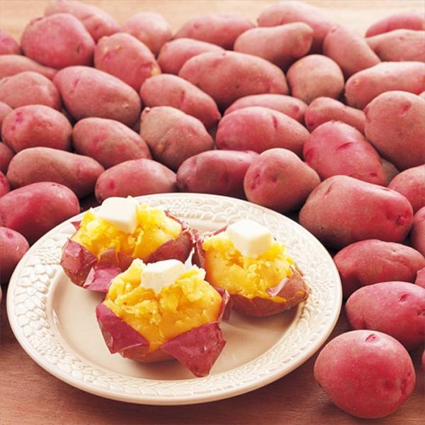 レッドムーンは、皮が赤く中身が黄色い楕円形のじゃがいもで、ねっとりとした食感と甘みが特徴です。煮崩れしにくいため、煮込み料理やポテトサラダに適しています。