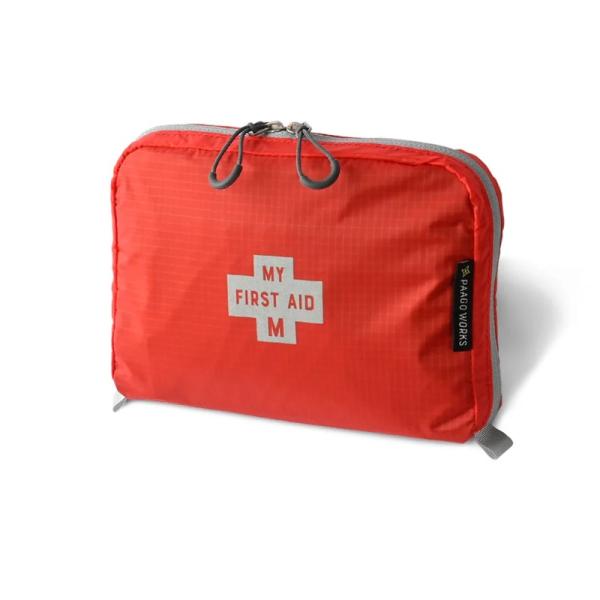MYFIRSTAIDは、山の事故に備えるアイテムを簡単に整理して持ち運べるバッグです。ベルクロを使用した独自システムPOPS（PaagoOrganizingPocketSystem）によって専用ジッパーバッグの追加や取り外しが自由に行え、本...