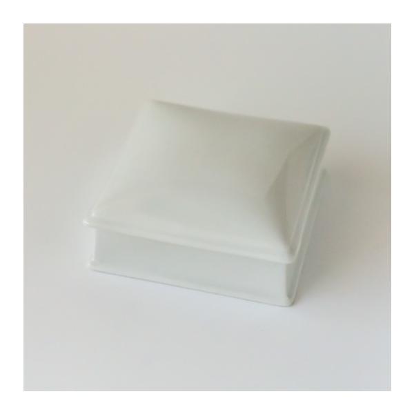 『商品情報』高さ：最大約5.3cm（蓋部分を含む） 縦：約10.8cm 横：約10.8cm内側サイズ：約9.5cm×約9.5cm『注意事項』・蓋の内側、箱の縁には、釉薬がついておりません。手などに白く粉っぽく付着しますが、不良品ではございま...