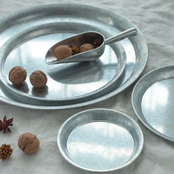 『商品情報』ガルバナイズド ラウンド トレイ S直径：約20.0cm高さ：約1.5cm※素材:アルミ【注意事項】・直接食品をトレーの上にのせず、食器や雑貨などをのせるトレーとしてお楽しみください。・火のそばに置かないでください。・本製品は構...