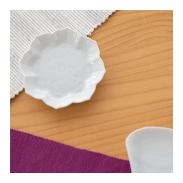 『商品情報』★唐風プレート★商品ID：143838381型番：15-pla-1905-01大きさ：たて約10cm×よこ約10cm高さ：約1.6cm※唐草模様があります。【注意事項】・サイズ感を必ずご確認ください。小さめです。・こちらの食器は...