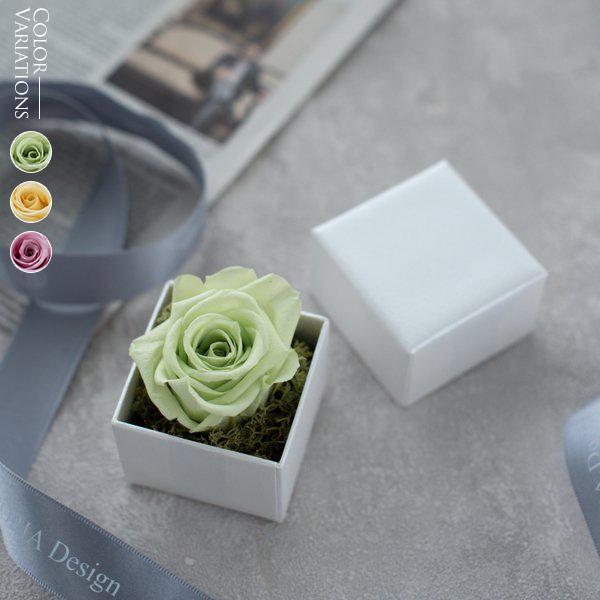 【商品情報】 箱の大きさ：約5.5cm×約5.5cm高さ：約7.0cm【注意事項】    枯れないお花なのでお世話は不要です。    贈り物に添えるのにぴったりな、一輪のフラワーボックスです。プリザーブドフラワーの周りに敷いている花材(モス...