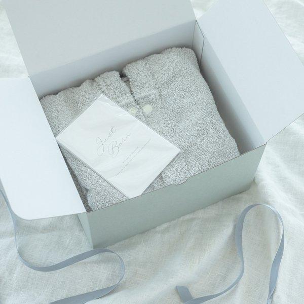 ★ベビーバスローブギフトセット★ベビーバスローブとマンスリーカードをセットにした、出産祝いのプレゼントにおすすめのギフトセットです。★ベビーバスローブ身幅：約40.0cm着丈：約50cmゆき丈：約30cm素材：綿93% ポリエステル7%(パ...