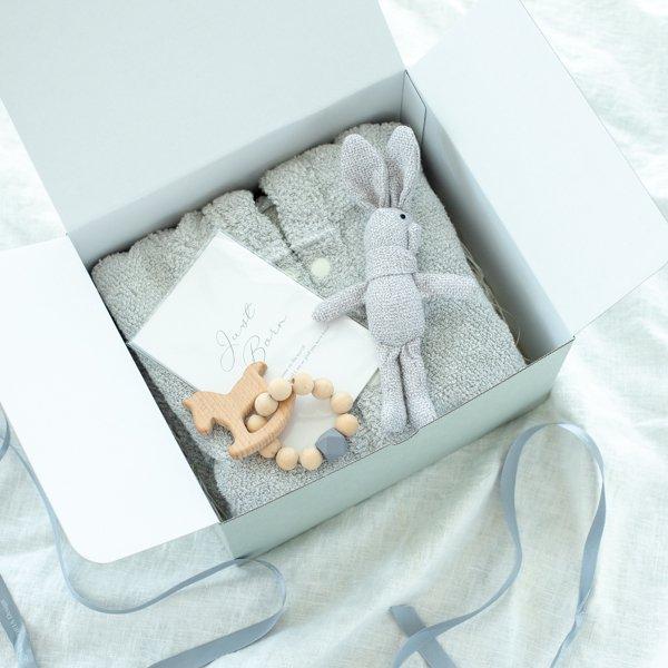 ★ベビーバスローブ＆トイギフトセット★ベビーバスローブ、マンスリーカード、おもちゃとぬいぐるみをセットにした出産祝いのプレゼントにおすすめのギフトセットです。★ベビーバスローブ身幅：約40.0cm着丈：約50cmゆき丈：約30cm素材：綿9...