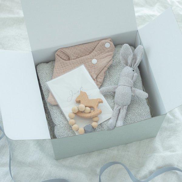 ★ベビーバスローブ＆トイ＆スタイ ギフトセット★ベビーバスローブ、マンスリーカード、おもちゃとぬいぐるみ、スタイをセットにした出産祝いのプレゼントにおすすめのギフトセットです。スタイは3色(ホワイト、グレー、ピンクベージュ)からお選びいただ...