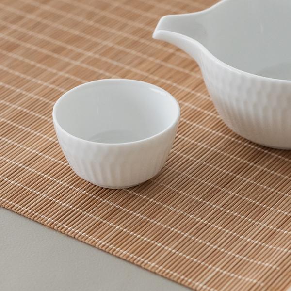 『商品情報』★さざなみ おちょこ上部直径：約6.0cm底直径：約4.0cm高さ：約3.2cm満水時：約50ml素材：磁器食洗機・電子レンジ使用可『注意事項』・製造工程上、釉だれ（器にかけた釉薬の流れた跡が残ること）や色むらがある場合がありま...