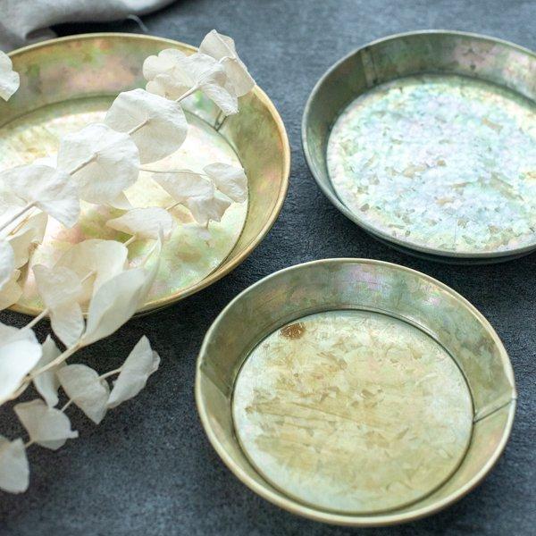 『商品情報』モーガントレイ(M)直径：約18.9cm高さ：約2.9cm素材:ブリキサイズ違いの3枚を重ねて収納ができます【注意事項】・直接食品をトレーの上にのせず、食器や雑貨などをのせるトレーとしてお楽しみください。・擦るとセピア塗装が剥げ...