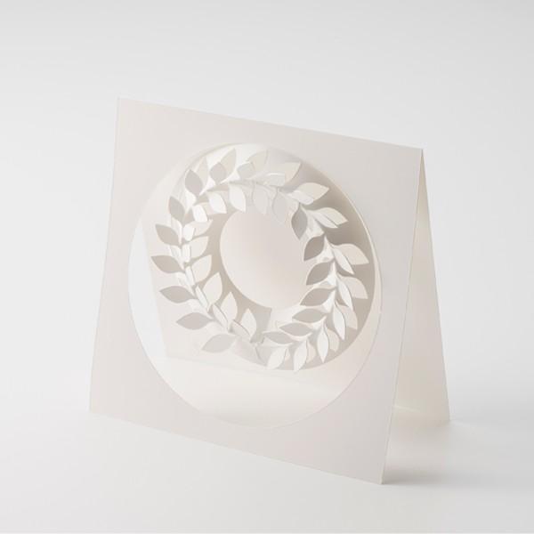 白いリースの作り出す繊細でやわらかい陰影サイズ：カード状/W148×H148×0.7mm　　　　完成時/108×D18mm(SSサイズには封筒が付属します)素材：ポリプロピレン合成紙made in Japan関連ワード：○PW02-SS ペ...