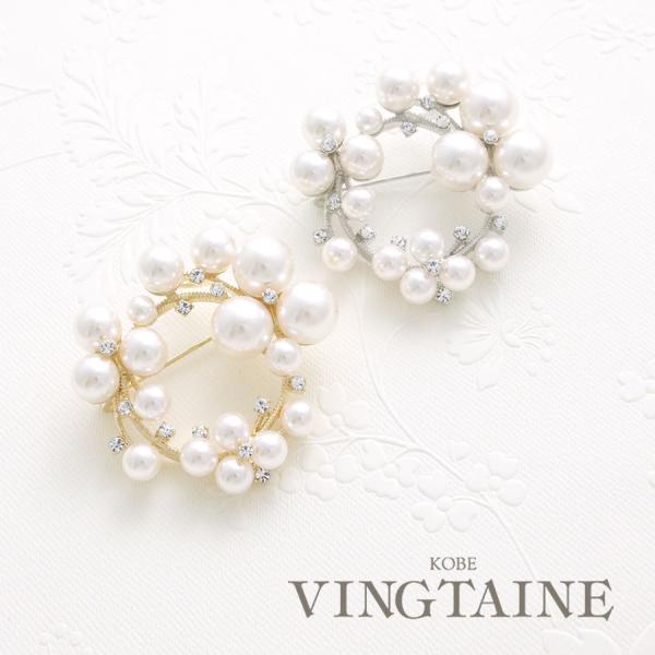 パールを贅沢に使用したボリューム感のあるブローチ。ラインストーンを散りばめて、大人っぽい輝きもプラスしました。セーターやジャケットの襟元に留めて上品なワンポイントに。結婚式やパーティ、入学式など華やかなシーンにぴったりな一品です。ペンダント...