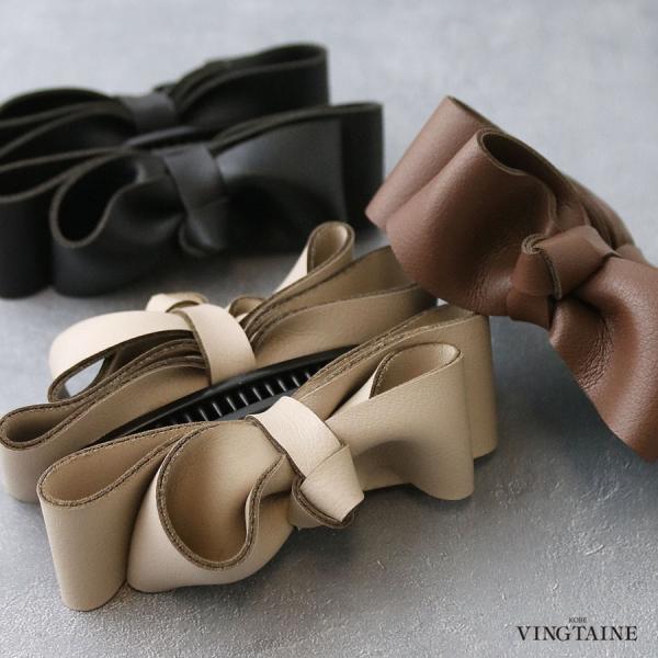 カジュアルに使えるフェイクレザーのリボンバナナクリップ。ボリュームのあるシルエットだからまとめ髪のアクセントにぴったり。日常からオフィス使いにまで活躍してくれそう。女性らしさを高めたいときはライトベージュ、カジュアルに合わせたいブラウン、大...