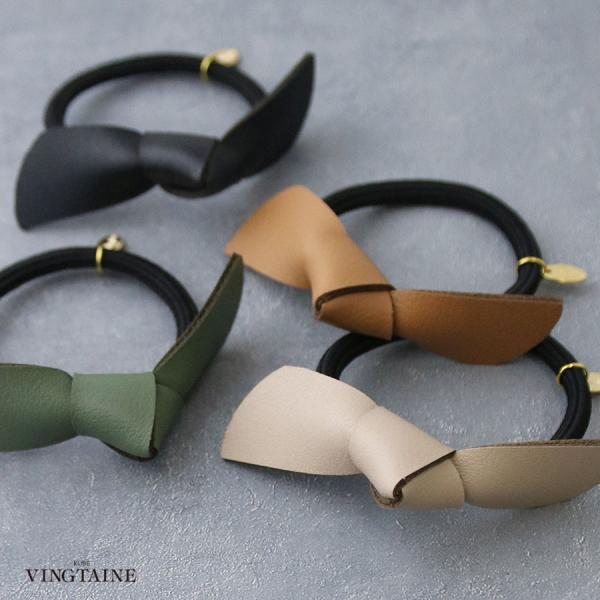 ちょこんとしたリボンデザインのフェイクレザーのヘアゴム。明るすぎない色合いでデイリーはもちろんオフィスにも取り入れやすく、ゴールドのオリジナルチャームがワンポイントになって可愛い。すっきりとしたシルエットだから大人っぽく合わせられます。サイ...