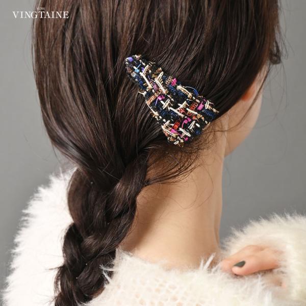 ラメやカラフルな糸でデザインされたツイード調のデザインが可愛いパッチン留め。大きめサイズだから、サイドやまとめ髪のポイントにONするだけでぐっとお洒落度高まるアイテムです。スタイリッシュな三角型で使いやすさも抜群。個性派さんや、周りと差をつ...