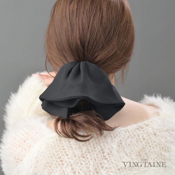 たっぷりと重ねたシフォンが、リボンのようにもシュシュのようにも見える独特のフォルムのヘアクリップ。挟むだけで、手軽に女性らしいニュアンスが加わります。クリップ部分でしっかりと髪を留めながら、クタっとした質感のシフォン生地が立体感のあるシルエ...