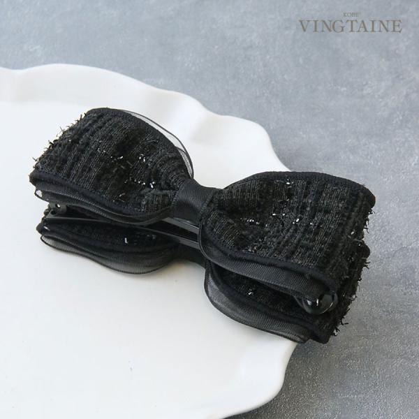 上品なツイード素材とリボンモチーフが魅力の大人バナナクリップ。控えめなラメを織り込んだツイード生地が光を受けてさりげなく輝き、上品なブラックカラーがどんなスタイルにもマッチします。しっかり留まるバナナタイプで、忙しい朝のまとめ髪も簡単＆きれ...