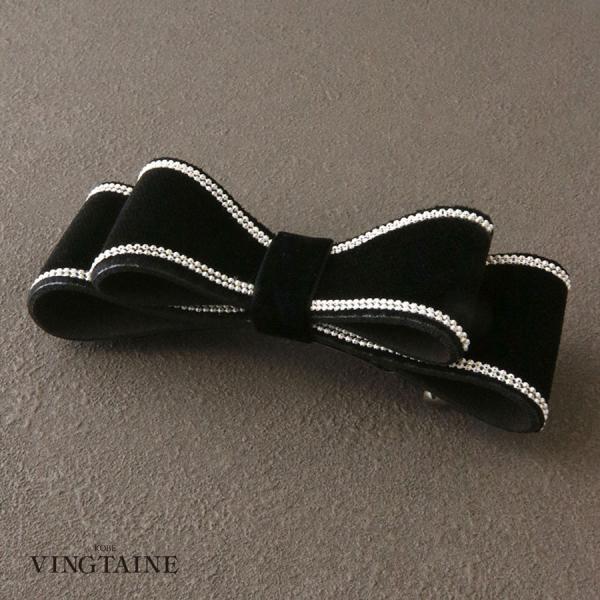 華やかさと品の良さを両立した、大人仕様のベルベットリボンバレッタ。きちんと感のある立体的なリボンに、きらりと細く光るメタリックラインをあしらい、上質感のある仕上がりに。ほどよいサイズ感でハーフアップやまとめ髪にも使いやすく、オン・オフ問わず...